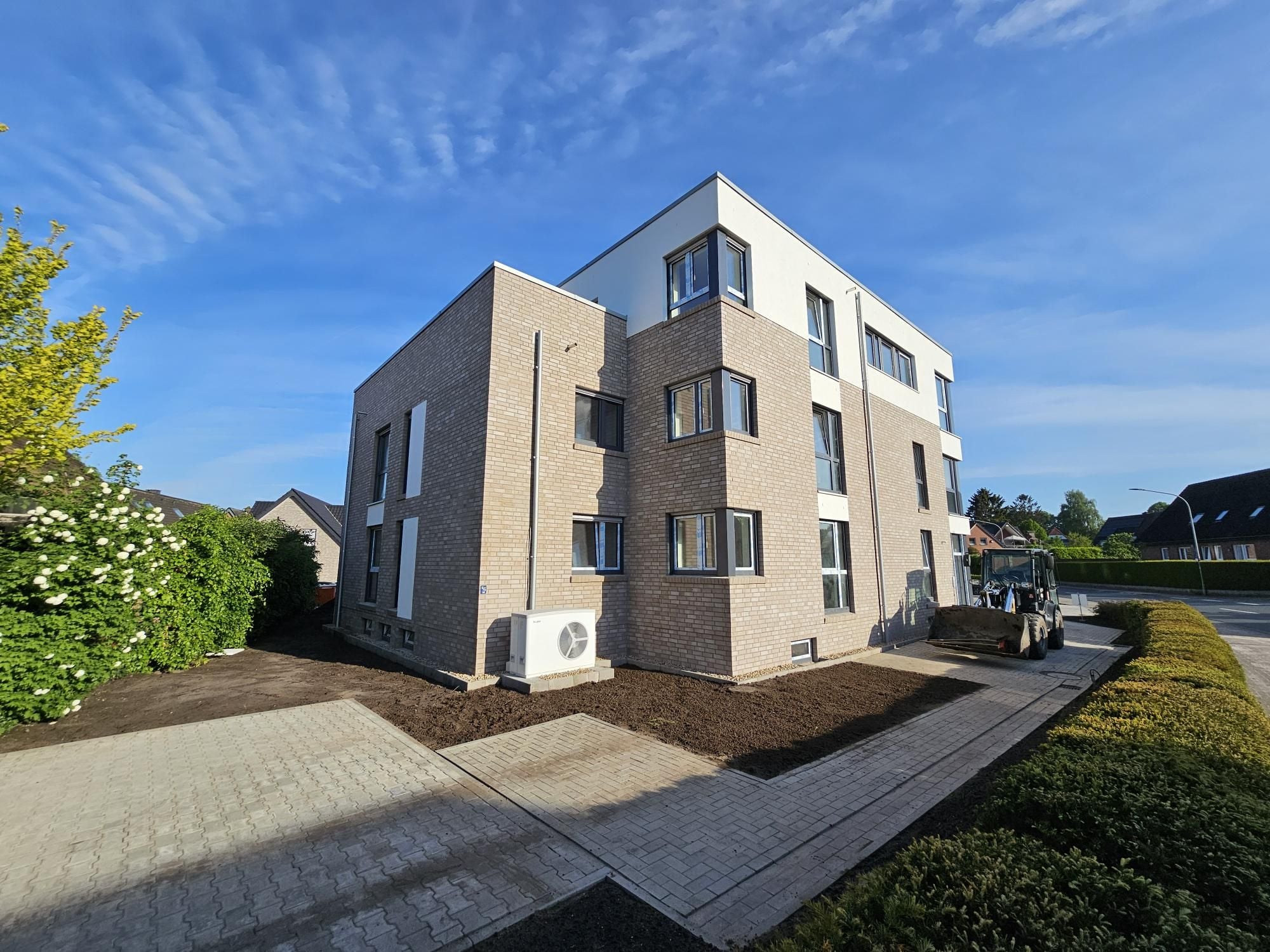 Fassade und Außenanlage nach der Sanierung