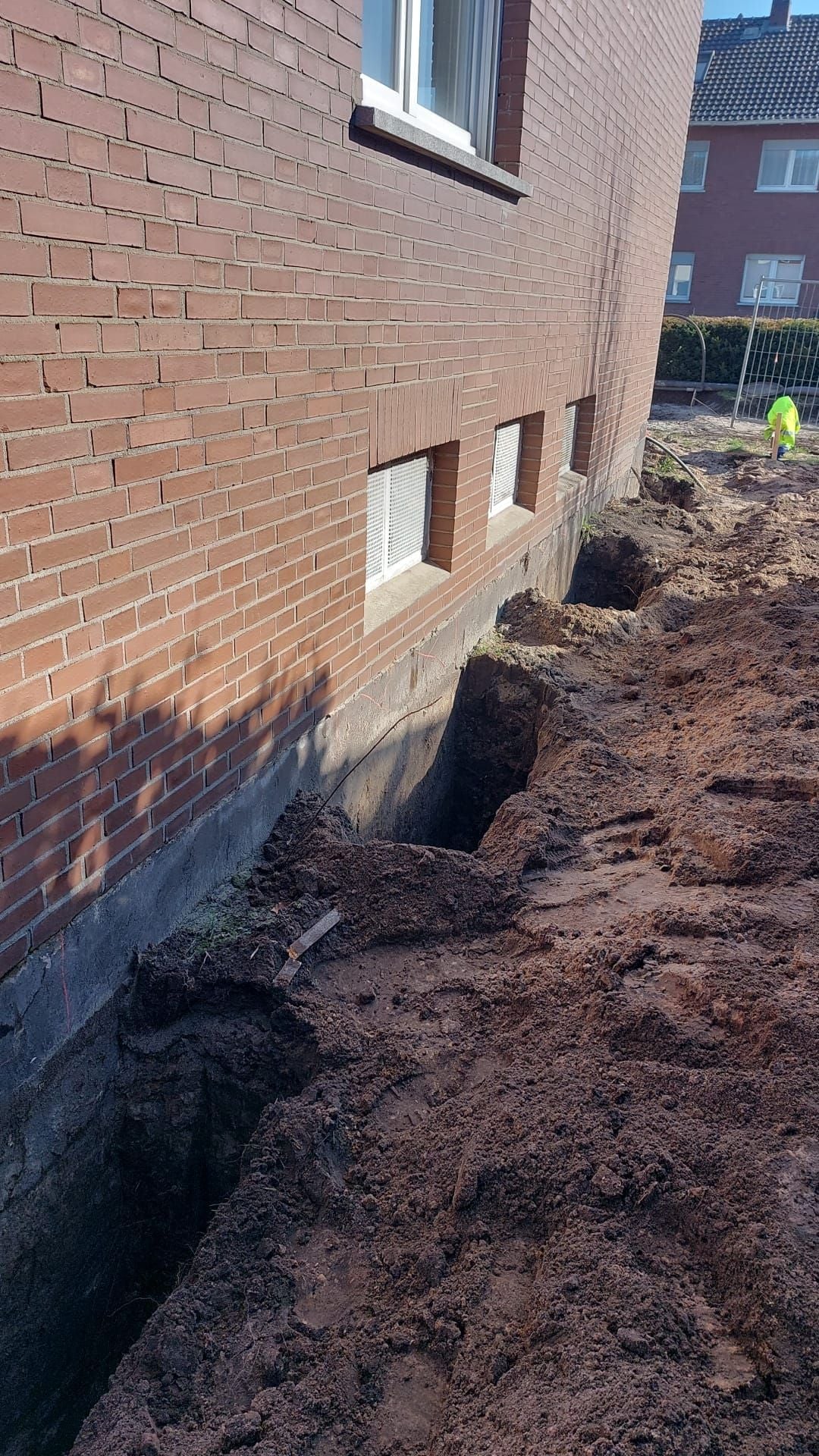 Fassade und Außenanlage vor der Sanierung