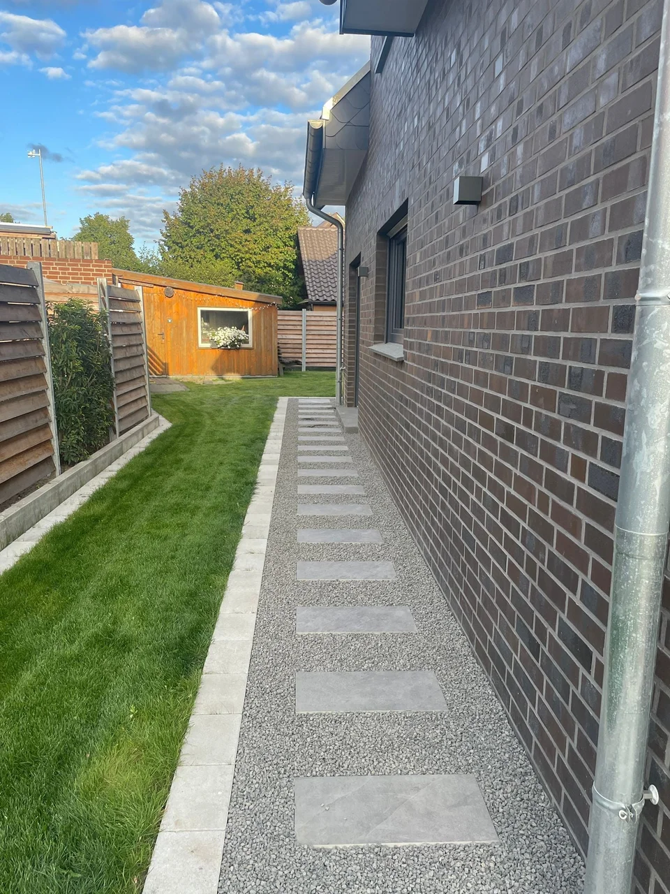 Gartenansicht mit Terrasse und bodentiefen Fenstern