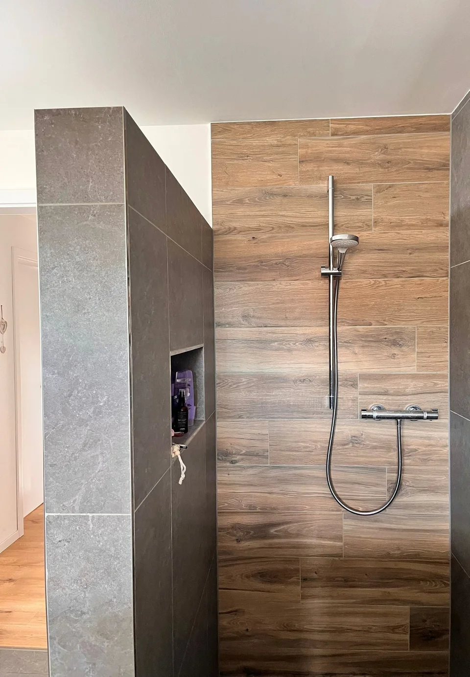 Badezimmer mit Badewanne und ebenerdiger Dusche