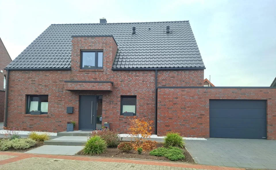 Außenansicht des Einfamilienhauses in Langen mit Garage im Norden