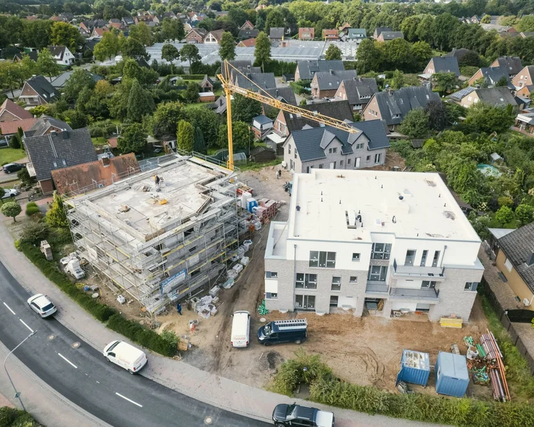 Bauphase Mehrfamilienhaus Bevergern – Rohbau mit sichtbarem Vorbau für Treppenhaus und Aufzug
