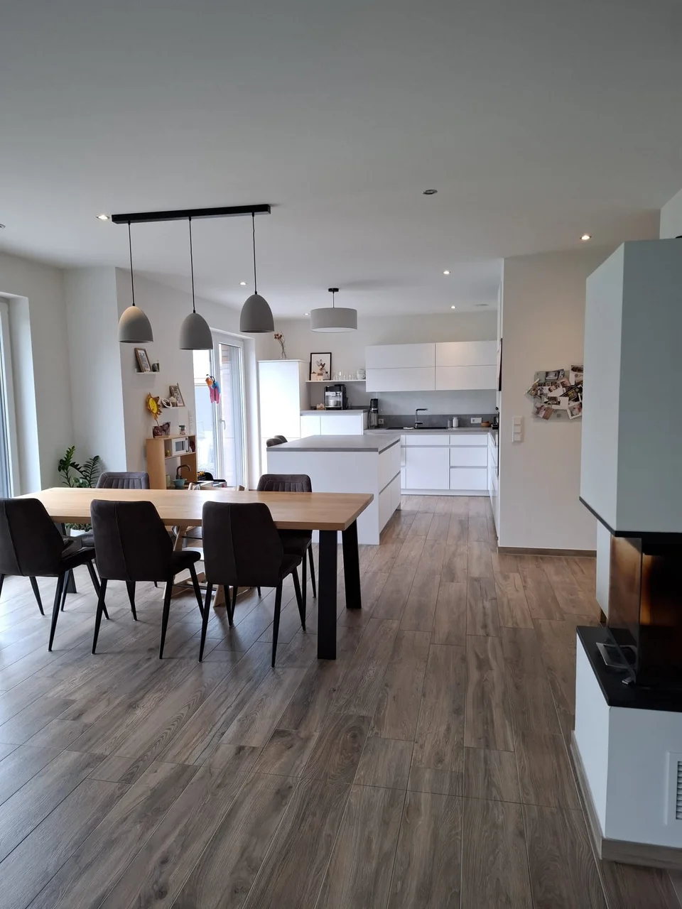 Innenansicht – offener Wohn-Essbereich mit Westblick