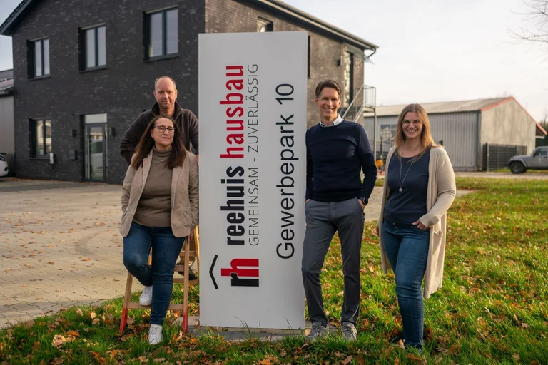 Firmensitz reehuis hausbau – Team vor dem Gebäude