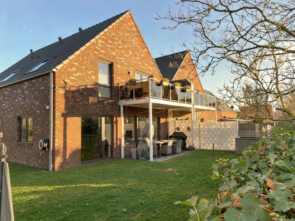 Außenansicht des fertigen Mehrfamilienhauses in Mesum mit moderner Fassade
