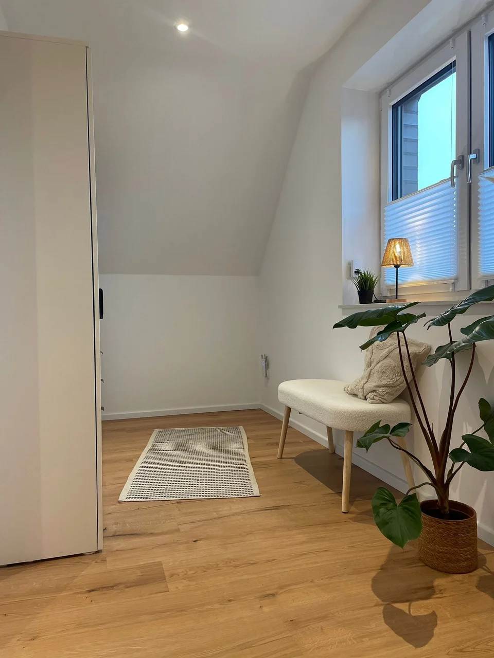 Weiterer Innenraum mit hellem Tageslicht