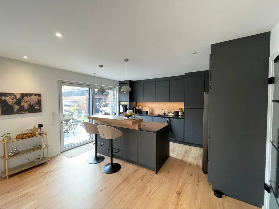 Moderne Küche in L-Form mit Blick zur Terrasse