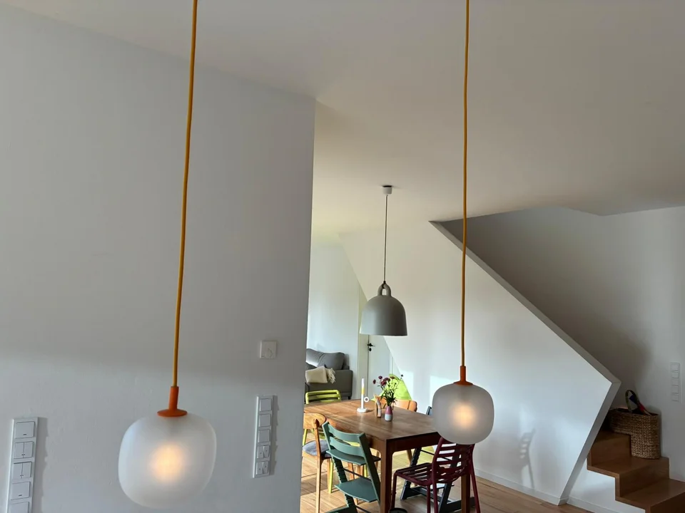 Wohn-Essbereich mit offener Treppe ins Obergeschoss
