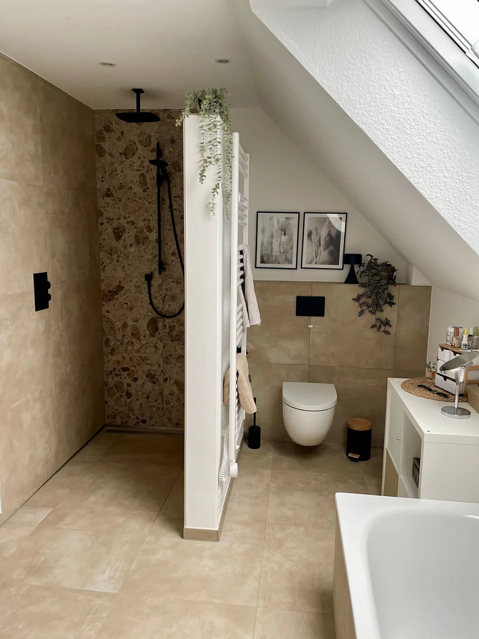 Modernes Badezimmer mit ebenerdiger Dusche