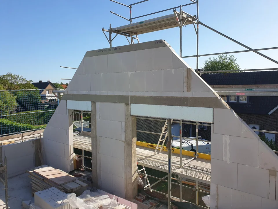 Detailansicht Rohbau – Wandaufbau und Öffnungen für Fenster