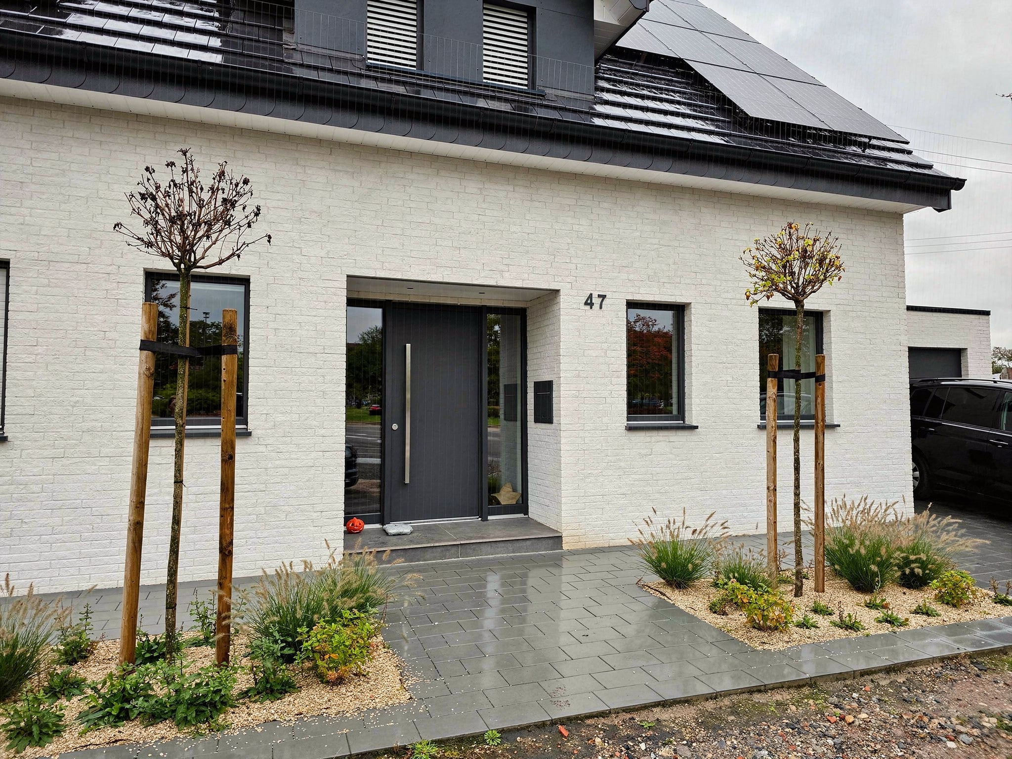 Einfamilienhaus in Beesten – Außenansicht des fertigen Neubaus mit zurückliegendem Eingang