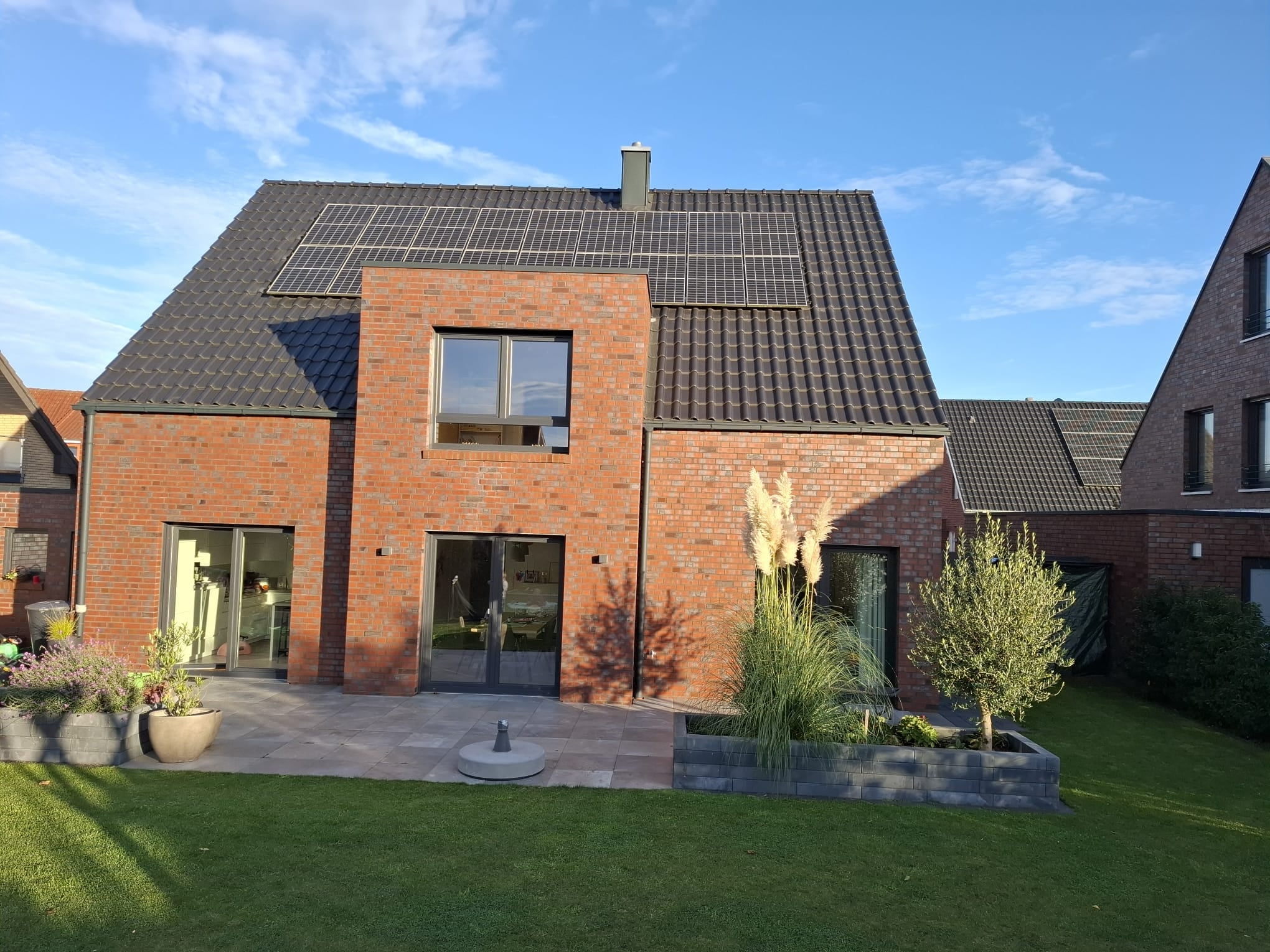 Einfamilienhaus in Langen – Außenansicht des Neubaus mit Garage